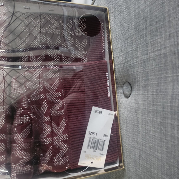 Michael Kors Chic Burgundy Hat And Scarf Set - Picture 2 of 3
